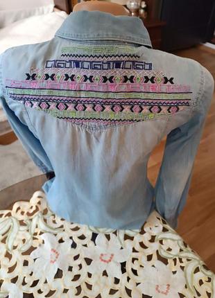 Крутевая джинсовая рубашка alcott. размер s. украшена вышивкой.9 фото