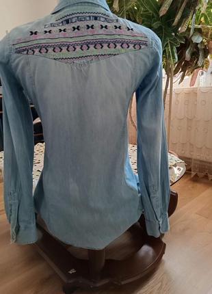 Крутевая джинсовая рубашка alcott. размер s. украшена вышивкой.10 фото