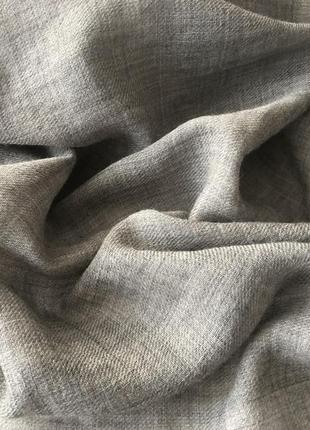 Шерстяной шарф-косынка с бахромой из замши.3 фото