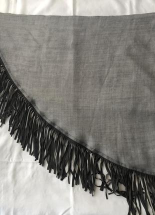 Шерстяной шарф-косынка с бахромой из замши.9 фото