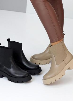 Шкіряні жіночі черевики на флісі осінні демісезонні грубі мінімалістичні на тракторній підошві челсі