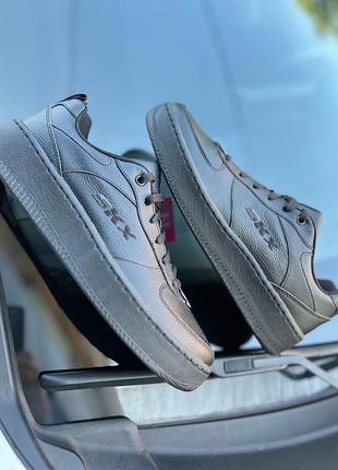 Базові чорні шкіряні кросівки skechers sport court 92 у класичному силуеті