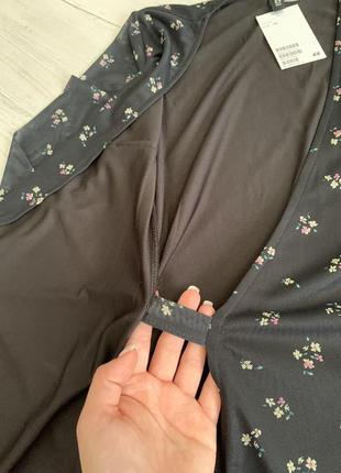 Чорна кежуал сукня h&m на запах у квітковий принт10 фото