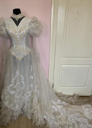 Сукня весільна вінтажна вишита довгий шлейф з пишними рукавами буфи3 фото