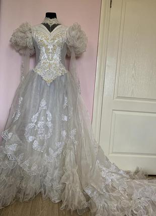 Сукня весільна вінтажна вишита довгий шлейф з пишними рукавами буфи