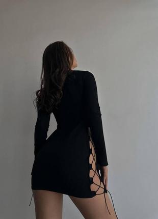 Женское приталенное платье мини, со шнуровкой по бокам, черное2 фото