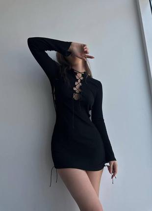 Женское приталенное платье мини, со шнуровкой по бокам, черное3 фото