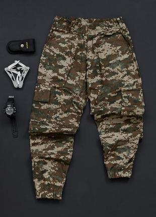 Мужские карго брюки с боковыми карманами пиксель камуфляжные