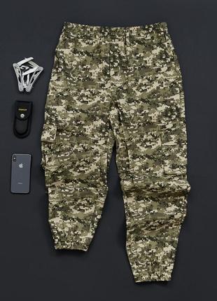 Мужские карго брюки с боковыми карманами пиксель камуфляжные1 фото