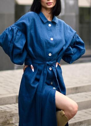 Синее платье макси на пуговицах с длинными рукавами-буфами и поясом из натурального льна