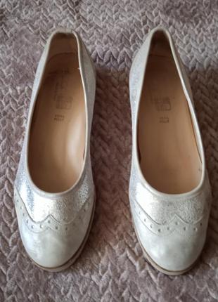 Модні повністю шкіряні ортопедичні туфлі, італія, 37 р-р., колір срібло