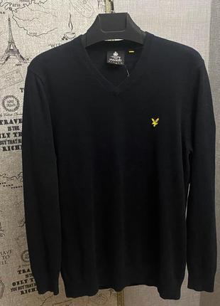 Чорний светр від бренда lyle scott
