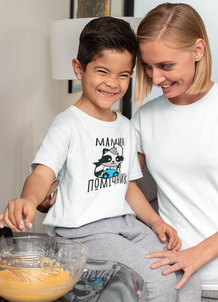 Дитяча  футболка з оригінальним принтом "мамин помічник" push it