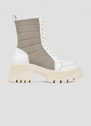 Высокие демисезонные светлые ботинки