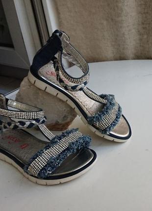 Стильные кожаные босоножки для девочки