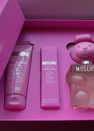 Набір moschino toy 2 bubbl gum, т/в 100 мл, тревел 10 мл+лосьон 100 мл