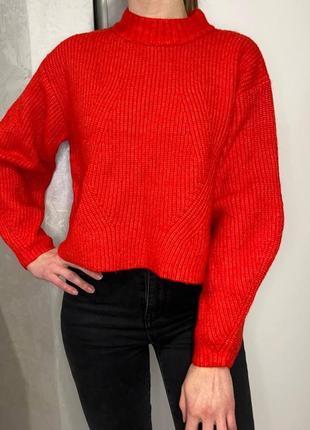 Красный вязаный оверсайз свитер