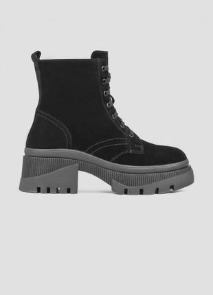 Демисезонные замшевые ботинки на массивной подошве