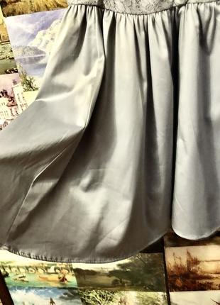 Серое атласное пышное платье-сарафан миди8 фото