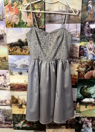 Серое атласное пышное платье-сарафан миди9 фото