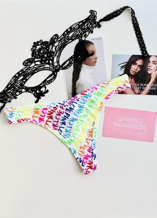 Трусики стринги с брендовым принтом лого от victoria’s secret!
