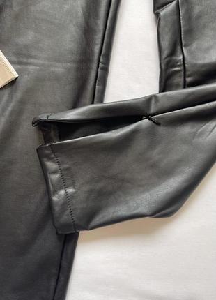 Новые стильные утепленные женские кожаные штаны с молнией внизу8 фото