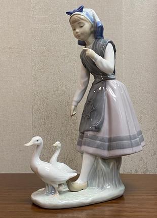 Фарфоровая статуэтка lladro «арацели с утками».