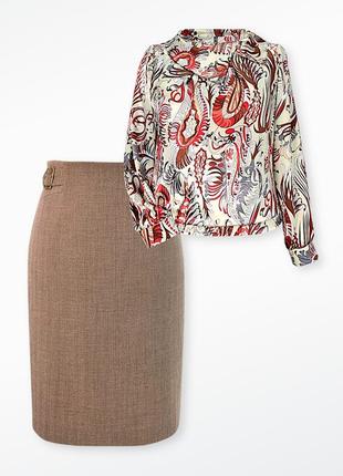 Бежево – кремовая, с ярким принтом, атласная блузка.8 фото