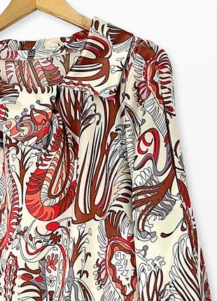 Бежево – кремовая, с ярким принтом, атласная блузка.7 фото