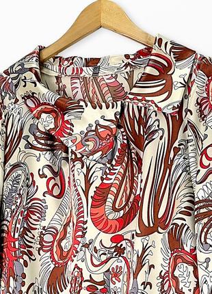 Бежево – кремовая, с ярким принтом, атласная блузка.5 фото