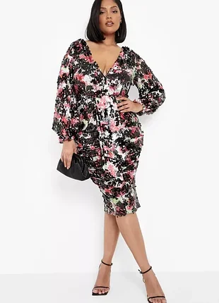 Гламурное кружевное платье обшитое пайетками