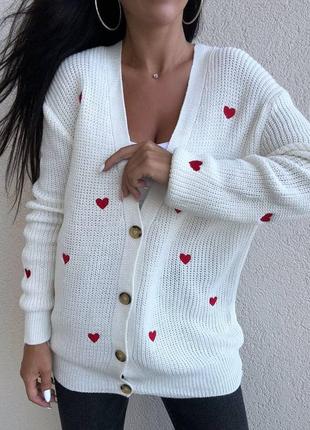 Стильный кардиган вязка с вышивкой сердечками принтом сердца оверсайз на пуговицах из декольте2 фото