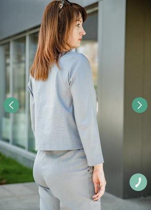 Костюм льняной блузка и укороченные брюки однотонный3 фото