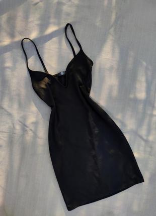 Черное мини платье с вырезом на бретелях1 фото