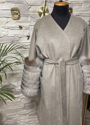 Пальто з натуральним мехом на манжетам серое пальто