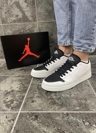 Кроссовки nike air jordan 1 low, белые с чёрным носком