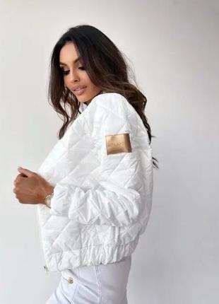 Женская белая короткая демисезонная куртка-бомбер на молнии3 фото