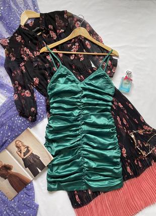 Новое вечернее изумрудное атласное мини платье 👗3 фото