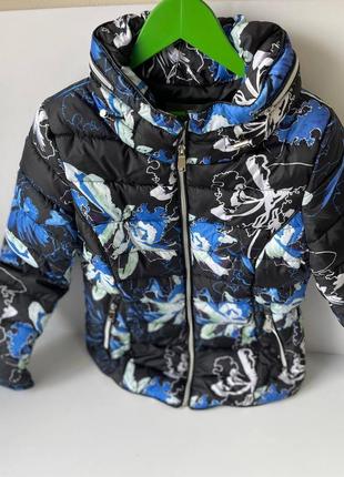 Чудова демісезонна курточка bata з квітковим принтом. італія