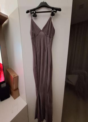 Довга велюрова сукня пудрово-сірого кольору2 фото
