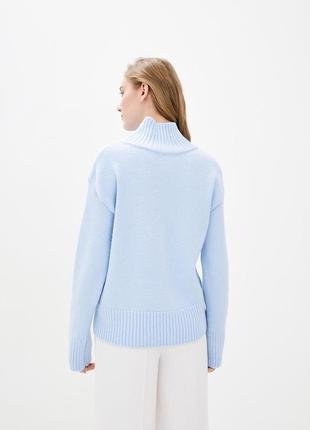 Женский голубой свитер с высокой горловиной3 фото