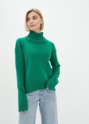 Женский зеленый свитер с высокой горловиной