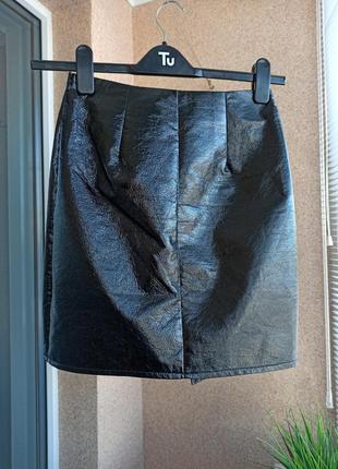Красивая стильная лаковая виниловая юбка мини с пряжкой6 фото