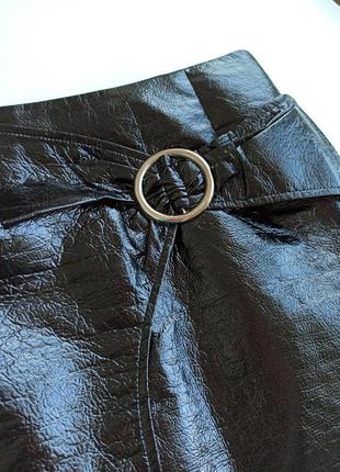 Красивая стильная лаковая виниловая юбка мини с пряжкой7 фото