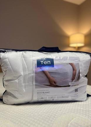 Наматрасник теп с  наполнителем и флизелиновой подкладкой, на резинке. наматрасник на резинке белый.