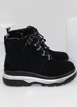 Стильные женские замшевые черные спортивные ботинки на шнуровке