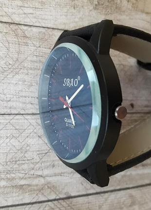 Мужские наручные часы с толстым стеклом.