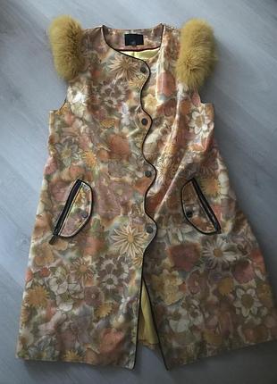 Жилетка безрукавка полупальто без рукавов с натуральным мехом