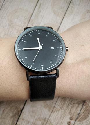 Стильные часы унисекс с датой на кожаном ремешке.
