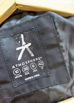 Женская черная жилетка с капюшоном и карманами от бренда atmosphere3 фото